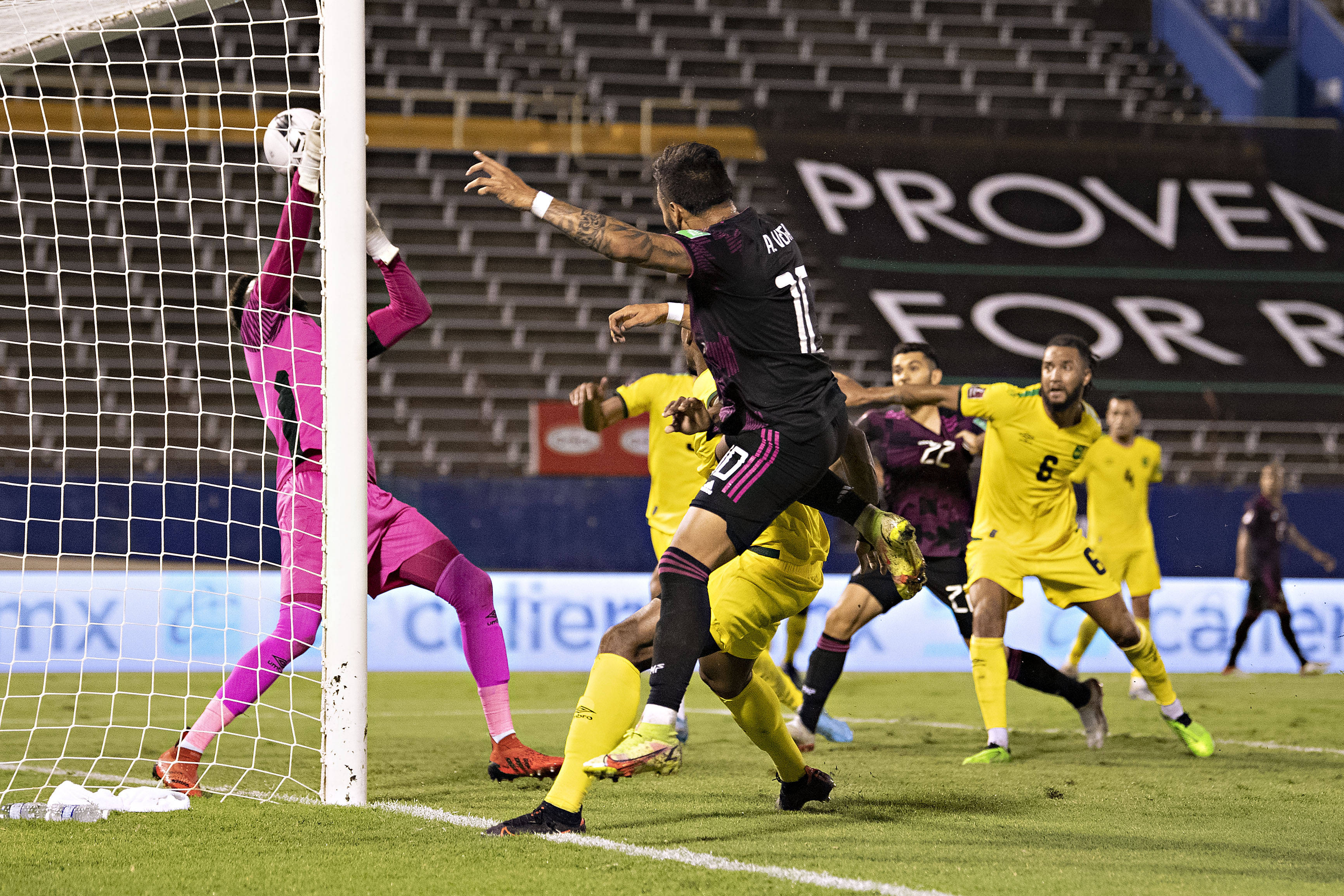 贝林厄姆赛点兑现，巴塞罗那淘汰费城76人晋级四强，主帅激动落泪的简单介绍